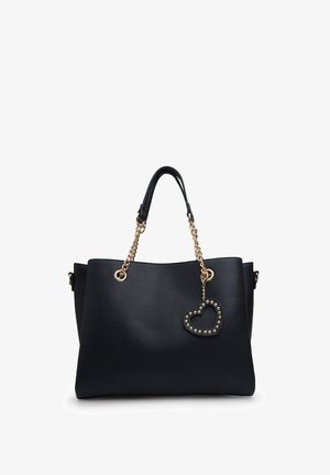 Zwarte leren tote bag met een gestructureerd oppervlak, gouden kettingaccenten en een hartvormige charme versierd met studs. Ontwerp met open bovenkant.