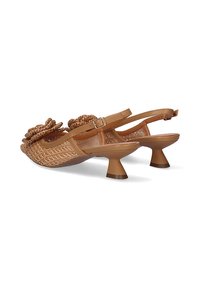 Zapatos slingback en tono marrón claro con textura trenzada, puntera redonda y tacón cuadrado. Presentan adornos florales en la parte delantera y una correa ajustable en el tobillo.