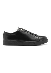 Sneaker in pelle nera con finitura liscia, punta rotonda, allacciatura frontale e suola in gomma. Occhielli dorati e accenti di design minimalista.