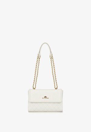 Sac à main en cuir synthétique blanc matelassé avec une bandoulière en chaîne dorée, doté d'un rabat pliant et de détails de la marque en métal.