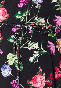 Vestido preto floral com rosas e folhas de várias cores. Inclui um cinto trançado com detalhes metálicos para fecho e decoração.