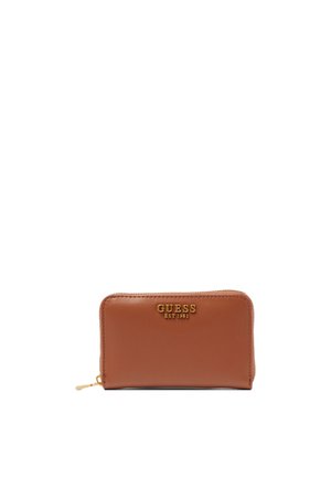 Portafoglio in pelle marrone con logo dorato "GUESS EST. 1981", chiusura con zip, forma rettangolare, texture liscia e dettagli cuciti lungo i bordi.