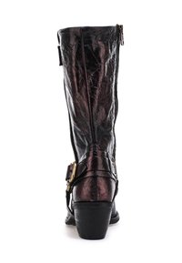 Visoke crne kožne čizme s naboranom teksturom, bočnim zatvaračem i detaljem kopče. Imaju umjereni potplat za dodatnu stabilnost.