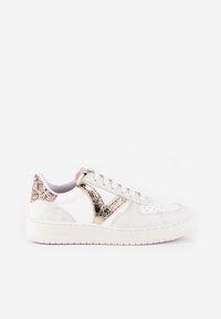 Sneaker bianco con pelle texturizzata, dettagli metallici dorati sul tallone e sul lato, punta tonda e superficie decorata sulla parte superiore.