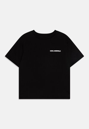 Zwarte katoenen t-shirt met ronde hals, korte mouwen en een witte "KARL LAGERFELD" logo op de linkerkant van de borst. Eenvoudig, boxy ontwerp.