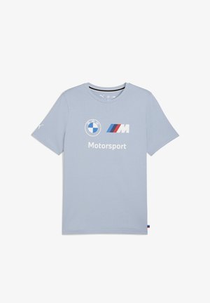 Heleka sinine puuvillane T-särk, millel on valged ja mereväe sinised BMW ja M logod ning tekst "Motorsport". Lühikesed varrukad, ümar kaelus, minimalistlik disain.