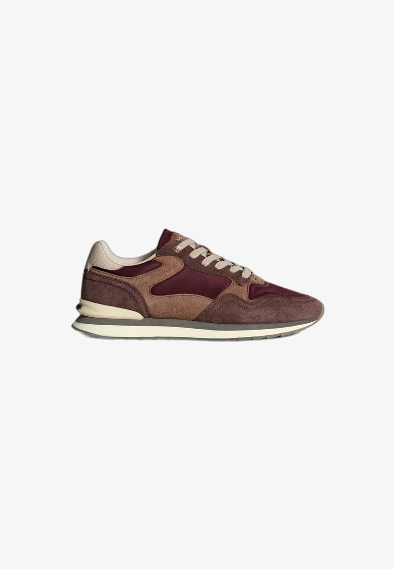 Sneaker in suede color bordeaux e marrone con un pannello in mesh, lacci beige e suola in gomma chiara. Presentano un design low-top.
