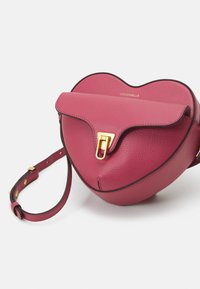 Coccinelle BEAT - Torba čez telo - rosewood