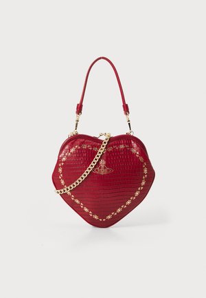 Borsa a forma di cuore rossa realizzata in pelle sintetica di coccodrillo. Presenta una tracolla in catena dorata e decorazioni floreali sul davanti. Texture liscia, finitura lucida.