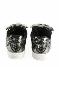 Mustad mustad sneakers, läikiva metallist kandaga, logo patchiga, valge tallaga ja Velcro rihmade aktsentidega.