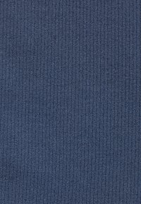 Tmavě modrá vroubkovaná tkanina s texturovaným povrchem, která má vertikální pruhy a konzistentní vzor pletení po celé ploše.