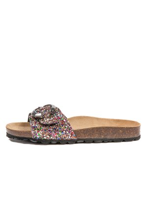 Sandale à glissière avec un dessus en paillettes multicolores, un détail de boucle en métal, une semelle intérieure en liège et une semelle noire texturée.