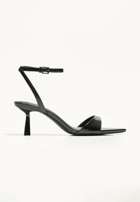 Bershka Sandale s visokom petom - black