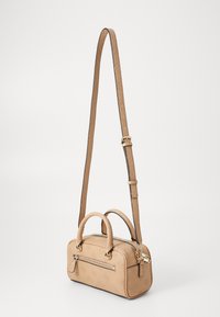 Borsa in pelle beige texture con forma strutturata, doppie maniglie, tracolla rimovibile e chiusura con zip e hardware dorato.