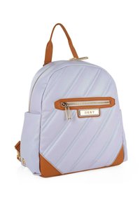 Mochila de nylon acolchada en color morado claro con detalles en cuero marrón y un bolsillo con cremallera en la parte frontal. Cuenta con un asa superior y correas ajustables.