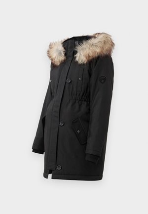 Svart parkas med faux fur-hette, med innsnevret midje, to frontlommer og trykknapper. Konstruert av glatt stoff med en matt finish.