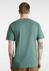 Vans LEFT CHEST LOGO TEE - Jednoduché tričko - dark forest
