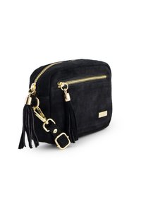 Sort ruskinds crossover taske med guldfarvede lynlåse, frynse detaljer og en aftagelig rem. Rektangulær form med en glat tekstur.