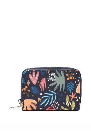 Kompakt lynlåslommebog med farverige abstrakte blade og bærmønstre på en mørk baggrund, med et lille metallogo foran.