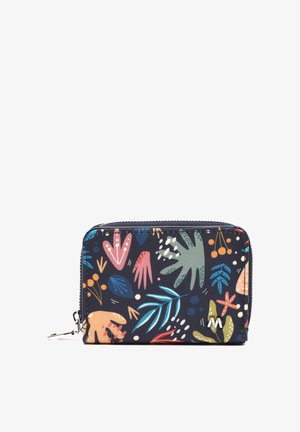 Cartera compacta con cremallera, con patrones abstractos coloridos de hojas y bayas sobre un fondo oscuro, que presenta un pequeño logo metálico en la parte frontal.