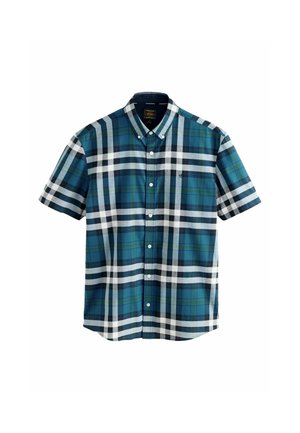 Camisa de cuadros de manga corta en azul, verde y blanco. Presenta un cuello botones y botones blancos, con una mezcla de rayas verticales y horizontales.