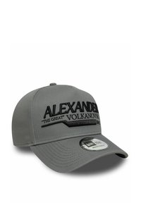 Graue Kappe mit verstellbarem Rücken, mit gesticktem schwarzen Text "ALEXANDER 'THE GREAT' VOLKANOVSKI" auf der Vorderseite und Logo an der Seite.
