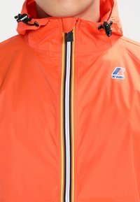 K-Way Le Vrai 3.0 Claude Unisexe - Regenjas - orange extra fluo