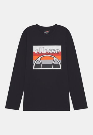 Maglietta nera a maniche lunghe con logo rettangolare ellesse caratterizzato da strisce rosse, arancioni e grigie e una grafica semicircolare sul petto.