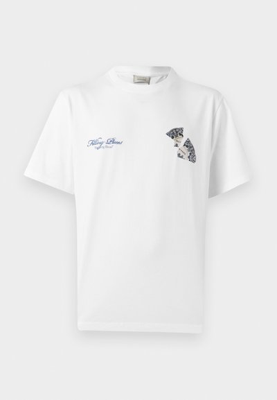 Λευκό t-shirt με στρογγυλή λαιμόκοψη και μπλε κείμενο "Filling Pieces" καθώς και διακοσμητικό γραφικό με σπασμένο πιάτο στο πάνω μέρος του στήθους.