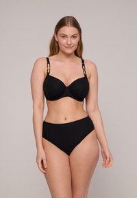 Czarny bikini z prążkowanym wzorem, featuring usztywniony stanik z drutem, z regulowanymi ramiączkami oraz majtkami o wysokim stanie. Obecne są złote akcenty metalowe.