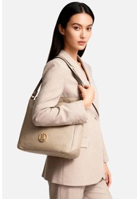 Borsa a tracolla in pelle beige con design strutturato, tracolla e dettagli in oro. Presenta un logo del marchio ben visibile e una superficie testurizzata.