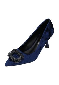 Marinblå sammetspump med hög klack och spetsig tå, prydd med en texturerad svart juvelaccent på ovandelen och en smal klack.