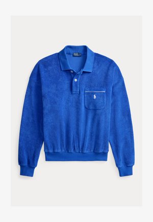 Polo a maniche lunghe colore blu reale con colletto, patta con due bottoni, taschino sul petto con logo bianco e polsini e orlo a costine.