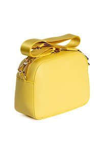 Borsa a tracolla gialla in pelle, di forma rettangolare, con superficie texturizzata e una tracolla ampia e liscia. Presenta una zip e dettagli in tono dorato.