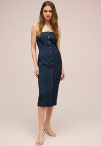 Trägerloses Jeans-Midikleid in Dunkelblau, mit durchgehender Knopfleiste, tailliertem Schnitt und glattem Stoff mit subtilm Muster.