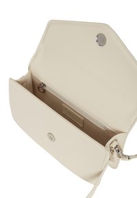 Borsa a tracolla in pelle beige con una texture liscia, chiusura magnetica, tasca interna con zip e dettagli in metallo argentato. Design aperto e spazioso.