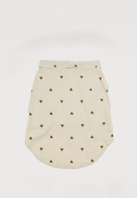 Πουλόβερ για σκύλο με ριγέ μοτίβο σε μπεζ και λευκό, διακοσμημένο με μικρά καφέ πρόσωπα αρκούδας κεντημένα ομοιόμορφα σε όλο το ύφασμα, με διπλωμένο γιακά.