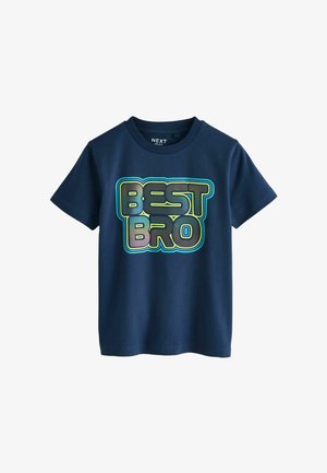 Marineblå bomulds t-shirt med korte ærmer. Har et stort, flerfarvet "BEST BRO" grafik på forsiden. Rund halsudskæring.