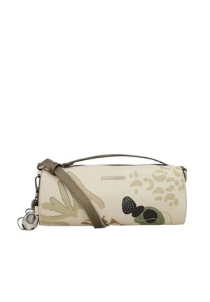 Borsa cilindrica beige con motivi astratti color sabbia e verde, tracolla marrone e piccolo ciondolo rotondo attaccato.