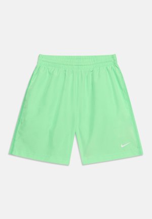 Pantalones cortos deportivos verde claro con cintura elástica y pequeño logo blanco de Nike en la pierna izquierda, sobre un fondo blanco liso.