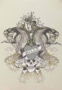 Diseño de tatuaje que presenta una sirena rodeada de dos serpientes, un cráneo y peces, con una pancarta que dice "EL AMOR MATA LENTAMENTE" en negro y gris sobre un fondo crema.