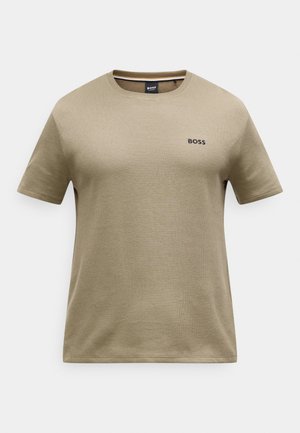 Tričko olivově zelené barvy s krátkými rukávy, vyrobené z texturované látky s kulatým výstřihem. Na hrudi je vyšívané malé logo "BOSS".