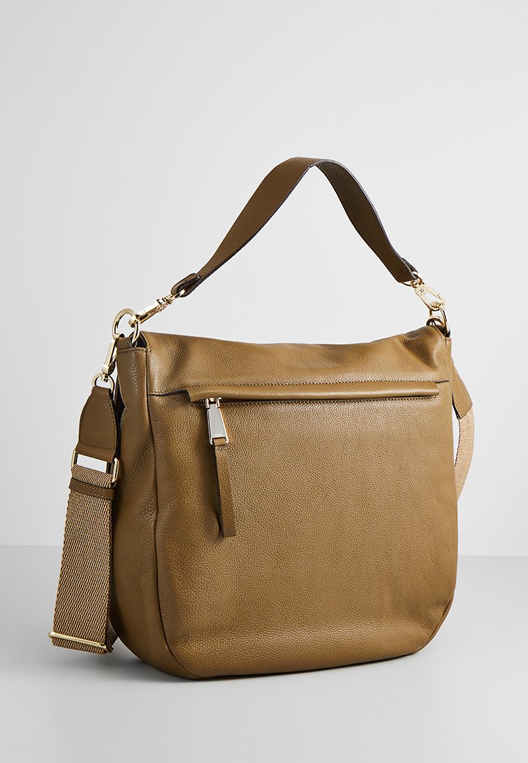 Lederhandtasche in Dunkeltan mit strukturiertem Finish, verfügt über einen kurzen oberen Griff, einen verstellbaren Tragegurt und eine Reißverschlusstasche vorne.