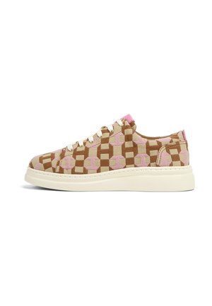 Zapatillas de deporte con un patrón marrón y rosa, de perfil bajo, suela de goma blanca, diseño con cordones y parte superior de textil suave con formas geométricas.