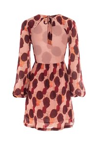 Abito con stampa floreale in morbido tessuto rosa trasparente, caratterizzato da lunghe maniche a sbuffo, una vita sagomata e una chiusura con lacci sul colletto posteriore.