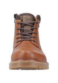 Botas de cuero marrón hasta el tobillo con acabado texturado, cordones marrones y cremallera lateral. Suela de goma áspera con surcos visibles para mayor agarre.