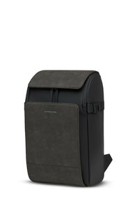 Schwarzer Rucksack mit einer strukturierten Stoffvorderseite, glatten Seiten, Klappenverschluss und verstellbarem Seitenriemen. Verfügt über eine Fronttasche und Logodetails.