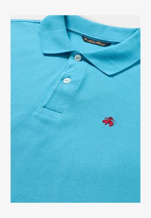 Türkises Polohemd aus strukturiertem Stoff mit einer Knopfleiste mit zwei Knöpfen und einem roten gestickten Logo auf der Brust. Klassisches Kragen-Design.