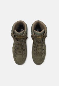 Grüne Wanderschuhe mit Obermaterial aus Wildleder und Mesh, braunem gepolstertem Kragen, orange und schwarzen Schnürsenkeln sowie einer robusten Sohle für guten Halt.
