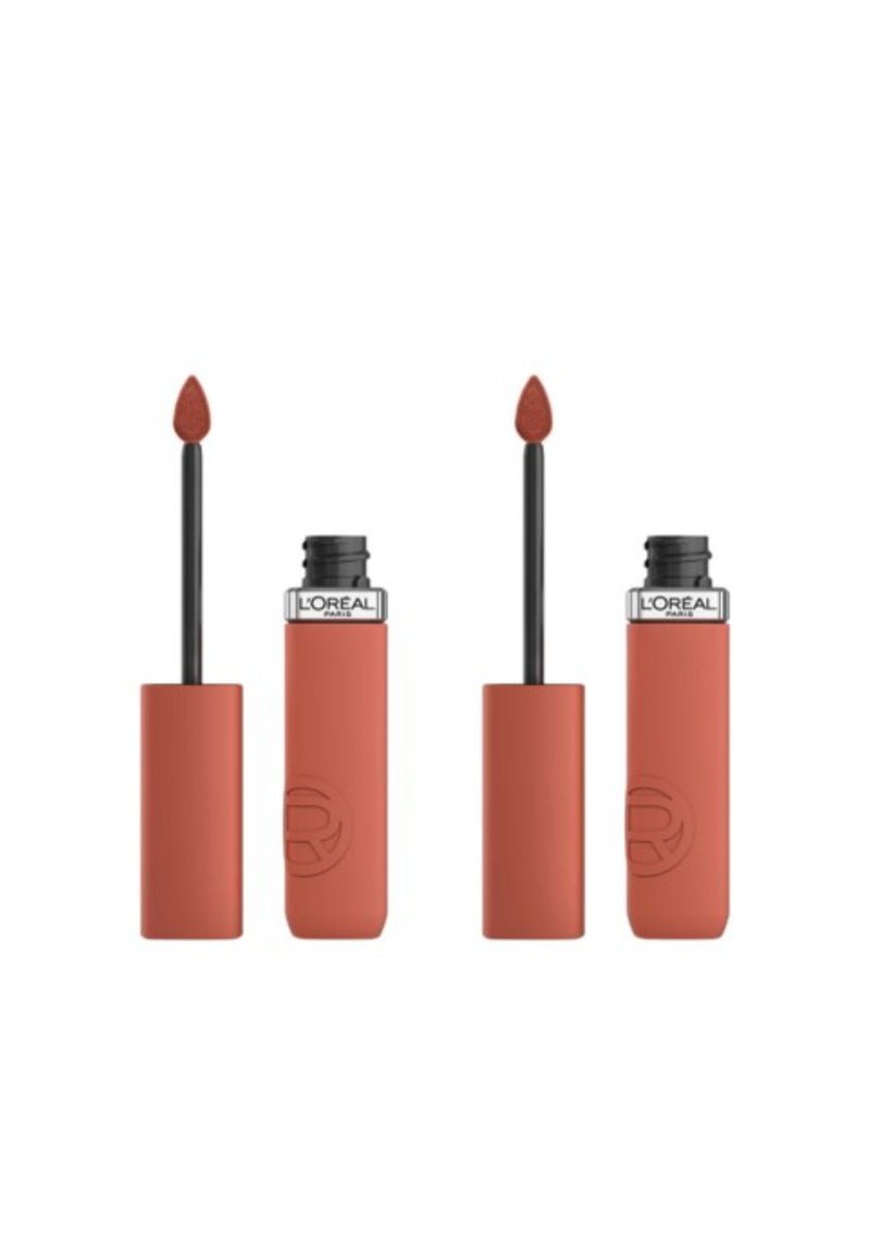 Rouge à lèvres liquide L’Oréal dans une teinte nude mat chaud, avec un applicateur en douceur arrondi et un flacon cylindrique mat.